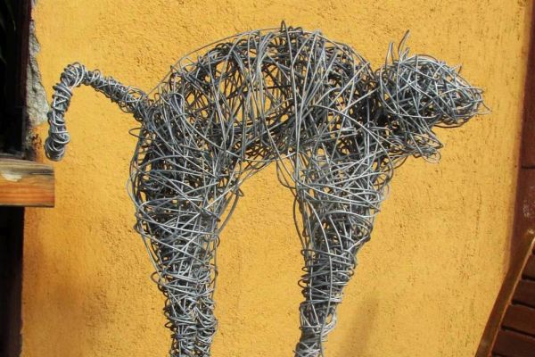 galvanized wire sculpture of hissing cat
