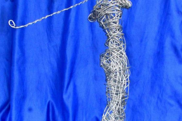 golfer sculpture in wire