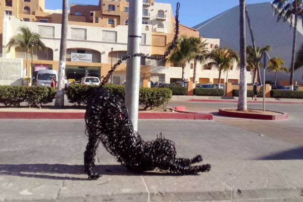 wire sculpture of cat 