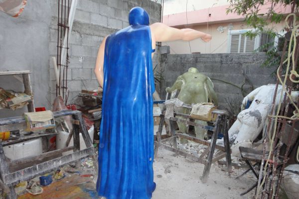 escultura en fibra de vidrio de blue demon