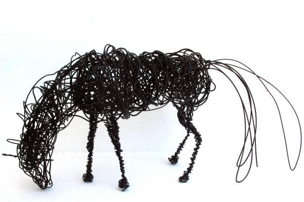 escultura de caballo en alambre