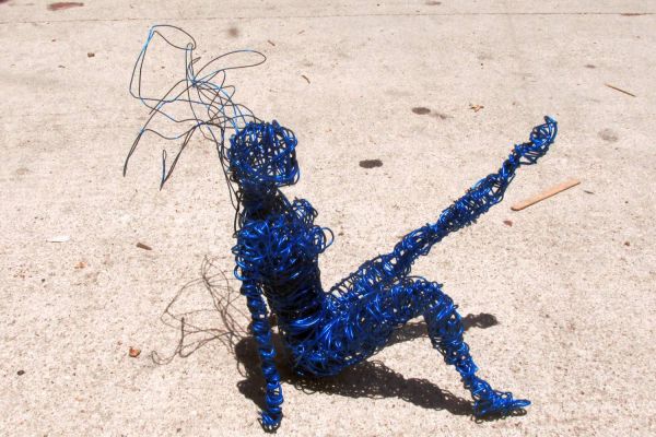 escultura femenina de alambre galvanizado