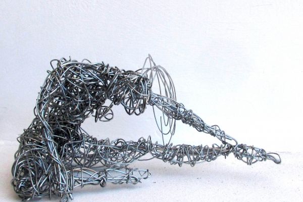escultura de bailarina en alambre