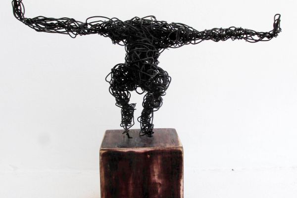escultura masculina en alambre 