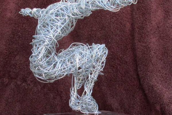 escultura masculina hecha en alambre