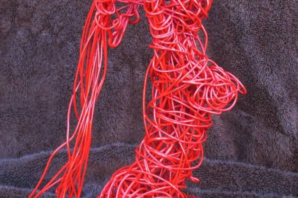 escultura femenina en alambre