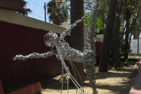 escultura de mujer en alambre