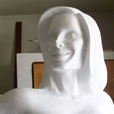 escultura femenina hecha en yeso